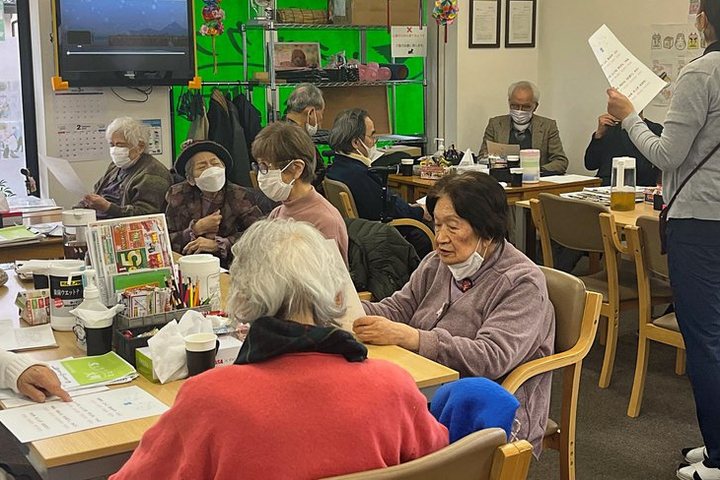皆さまと口腔機能訓練を行っている様子