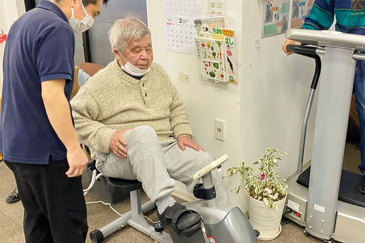 トレーニングマシンの使い方をお伝えしている様子