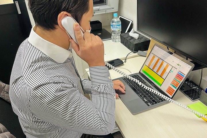 お電話でのお問い合わせに対応している様子