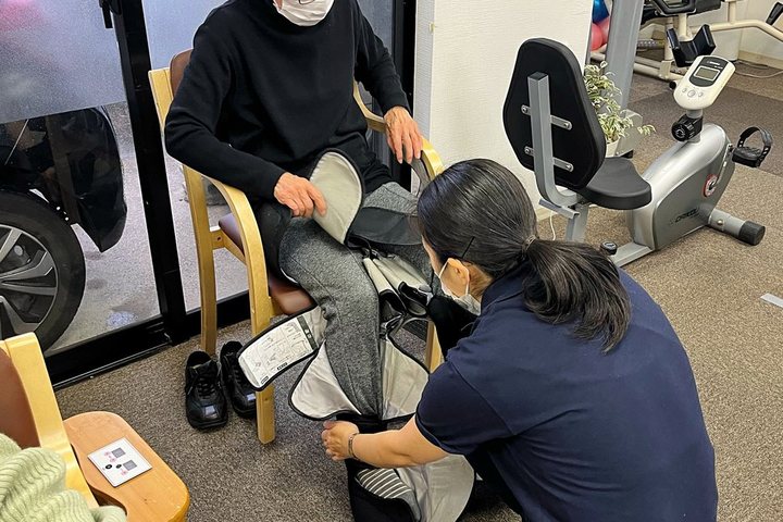 治療器の装着をお手伝いしている様子